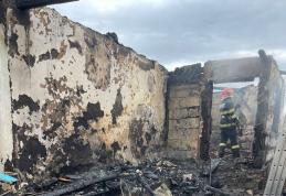 Doi bătrâni din Străteni au rămas fără casă după ce au folosit substanțe inflamabile lângă focul deschis