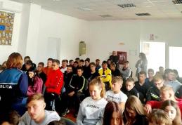 Activități de informare desfășurate de polițiștii de siguranță școlară