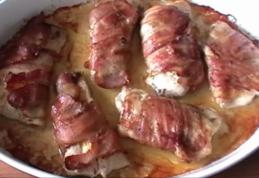 Pește alb la cuptor în felii de costiță afumată