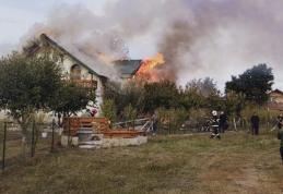 Casă din Huțani cuprinsă de flăcări. Proprietara a primit îngrijiri medicale după ce a suferit un atac de panică - FOTO