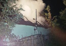 Bucătărie de vară distrusă în urma unei explozii, urmată de incendiu - FOTO