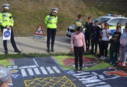 Surpriză pentru școlarii și preșcolarii unei școli din județ, realizată de polițiști - FOTO