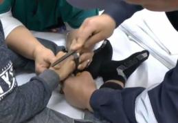 Joaca unui copil se putea termina tragic. Pompierii i-au îndepărtat un inel rămas blocat pe deget