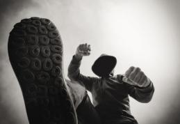 Tânăr de 18 ani reținut de polițiști pentru lovirea a două persoane pe fondul unor neînțelegeri mai vechi