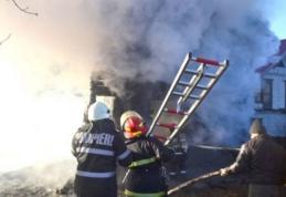 Doi bătrâni au rămas fără acoperiș deasupra capului după ce casa le-a fost cuprinsă de flăcări