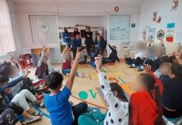 Întâlnire a jandarmilor cu tinerii de la Centrul social de zi pentru copii aflați în situație de risc social Botoșani