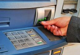 Polițiștii caută un cetățean care a uitat să ridice suma de 900 de lei dintr-un bancomat