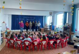 Liceenii reginiști din nou la grădiniță în Școala altfel - FOTO