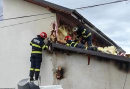 Incendiu violent la o casă din Havârna. Pompierii au intervenit aproape trei ore pentru stingerea acestuia