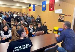 Activităţi derulate de poliţişti în cadrul săptămânii „Școala Altfel” la Colegiul Naţional „Mihai Eminescu” Botoșani