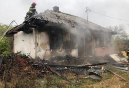Locuință din Brăești cuprinsă de flăcări după ce proprietarul a lăsat un foc nesupravegheat