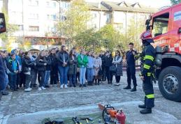 Peste 80 de elevi ai școlii „Cornerstone” au vizitat Detașamentul de Pompieri Dorohoi - FOTO