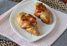 Rulouri umplute cu sos de roșii, șuncă și mozzarella 