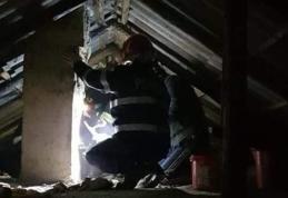 Casă din comuna Bălușeni în pericol din cauza unui incendiu izbucnit în jurul coșului de fum