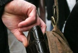 Tânăr din Botoșani reținut de polițiști după ce ar fi furat un portofel cu documente și bani