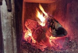 Incendiu izbucnit într-o locuință după ce mai multe haine, așezate la uscat pe sobă, s-au aprins