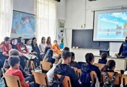 Implicare a polițiștilor botoșăneni în activități preventiv-educative în colaborare cu școlile din județ