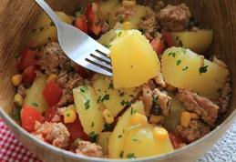 Salată de cartofi, ton și roșii