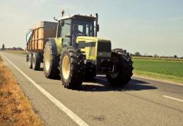 Conducerea tractoarelor pe drumurile publice ar putea fi acceptată cu permis de conducere din alte categorii