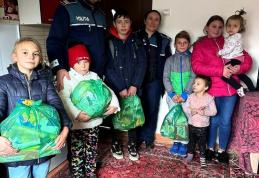 Moș Nicolae a fost ajutat de polițiști în distribuirea de cadouri unor copii din Ungureni, Mitoc, Flămânzi și Rădăuți Prut – FOTO