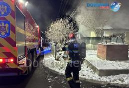 Tragedie la Dorohoi! Femeie găsită decedată în interiorul unei case cuprinse de flăcări - FOTO