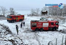 Deșeuri vegetale cuprinse de flăcări la ieșirea din Dorohoi. Pompierii au intervenit pentru stingere - FOTO