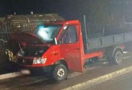 Autoutilitară parcată cuprinsă de flăcări