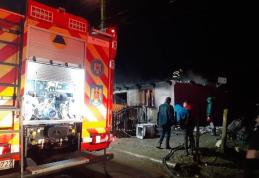 Familie rămasă sub cerul liber în prag de iarnă. Un incendiu le-a distrus casa