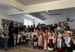 Întâlnire intergenerațională plină de lumină și bucurie – Liceul „Regina Maria” Dorohoi celebrează venirea sărbătorilor alături de cei mici  - FOTO