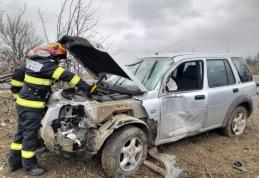 Un bărbat a avut nevoie de îngrijiri medicale după ce mașina pe care o conducea a părăsit partea carosabilă