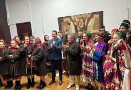 Ansamblul „Mugurelul – Mărgineanca” și reprezentantul ISJ au colindat Ministerul Educației - FOTO