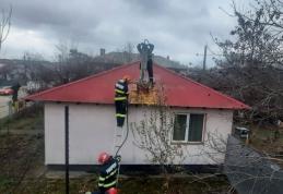 Incendiu izbucnit la o casă din Dorohoi. Pompierii au intervenit pentru stingere