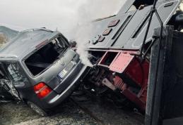 Accident grav! Mocănița Huțulca Moldovița răsturnată după impactul cu o mașină înmatriculată în Botoșani - FOTO