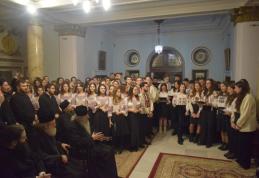 Tineri dorohoieni invitați să îl colinde pe Înalt PreaSființitul Teofan la Iași - FOTO