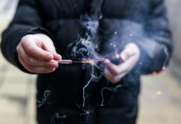 Băiat de 15 ani rănit grav după ce o petardă cumpărată de pe internet i-a explodat în mână