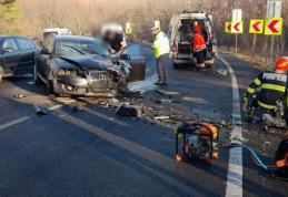 Accident pe drumul Botoșani – Iași. Femeie rămasă încarcerată după impactul frontal dintre două mașini - FOTO