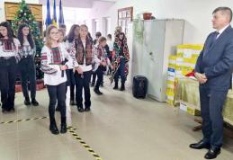 Elevii din comuna Ibănești au adus magia Crăciunului în Primărie prin colinde - FOTO
