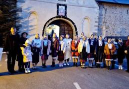 Copiii ibăneșteni, recital de colinde la Mănăstirea Putna - FOTO