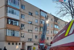 Femeie din Dorohoi rămasă blocată în propriul apartament. Pompierii au intervenit cu autoscara