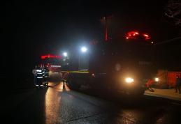 Început de an cu ghinion! O bucătărie de vară și acoperișul unei case au fost cuprinse de flăcări - FOTO 