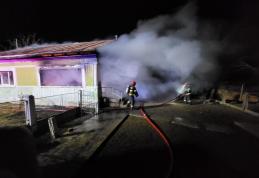 Casă din Cândești cuprinsă de flăcări în prima zi din an - FOTO