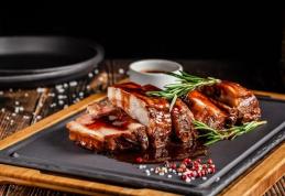 Friptură de porc cu sos de vin roșu