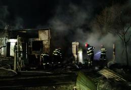Incendiu violent, într-o localitate botoșăneană, provocat de un coș de fum neprotejat termic – FOTO