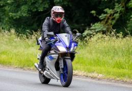 Președintele României a sesizat la CCR legea care permite șoferilor deținători de permis categoria B să conducă și motociclete de 125 cmc