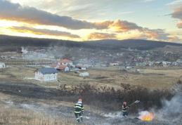 Incendii de vegetație în două localități din județ. Aproximativ zece hectare de vegetație uscată și stuf au ars violent
