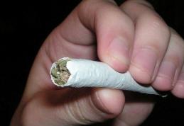 Un polițist din Botoșani aflat în timpul liber a depistat doi tineri care aveau droguri asupra lor