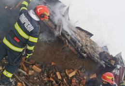 O casă din Vorniceni s-a făcut scrum din cauza unor haine puse la uscat pe sobă – FOTO