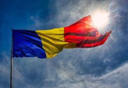 Președintele a promulgat o lege care prevede sancțiuni pentru cei care adaugă alte inscripții și simboluri pe drapelul național