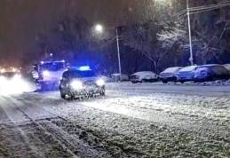 Se circulă în condiții de iarnă pe toate drumurile naționale și județene din județ. Drumarii intervin pentru menținerea acestora în condiții optime