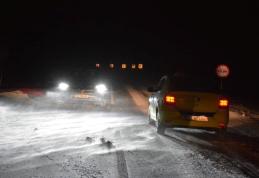 Mai mulți cetățeni blocați în nămeți au solicitat ajutor pompierilor noaptea trecută. Două drumuri județene au fost închise!